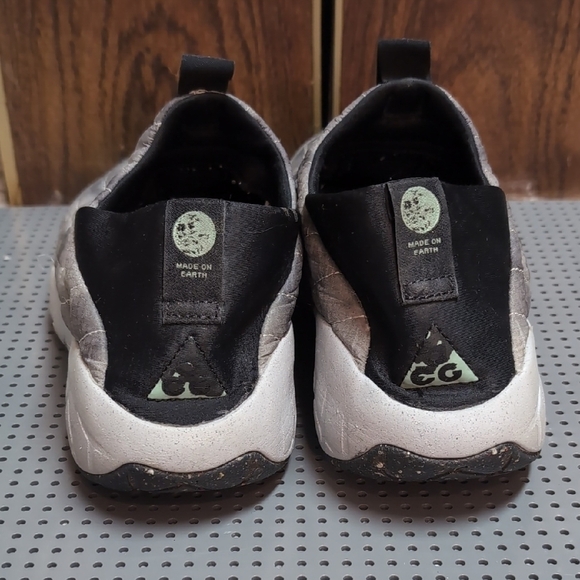 Nike ACG Quilted Black and Gray Slippers - Picture 4 of 7